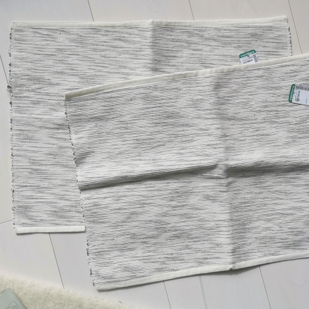 2 Nwt 100% cotton placemats simons